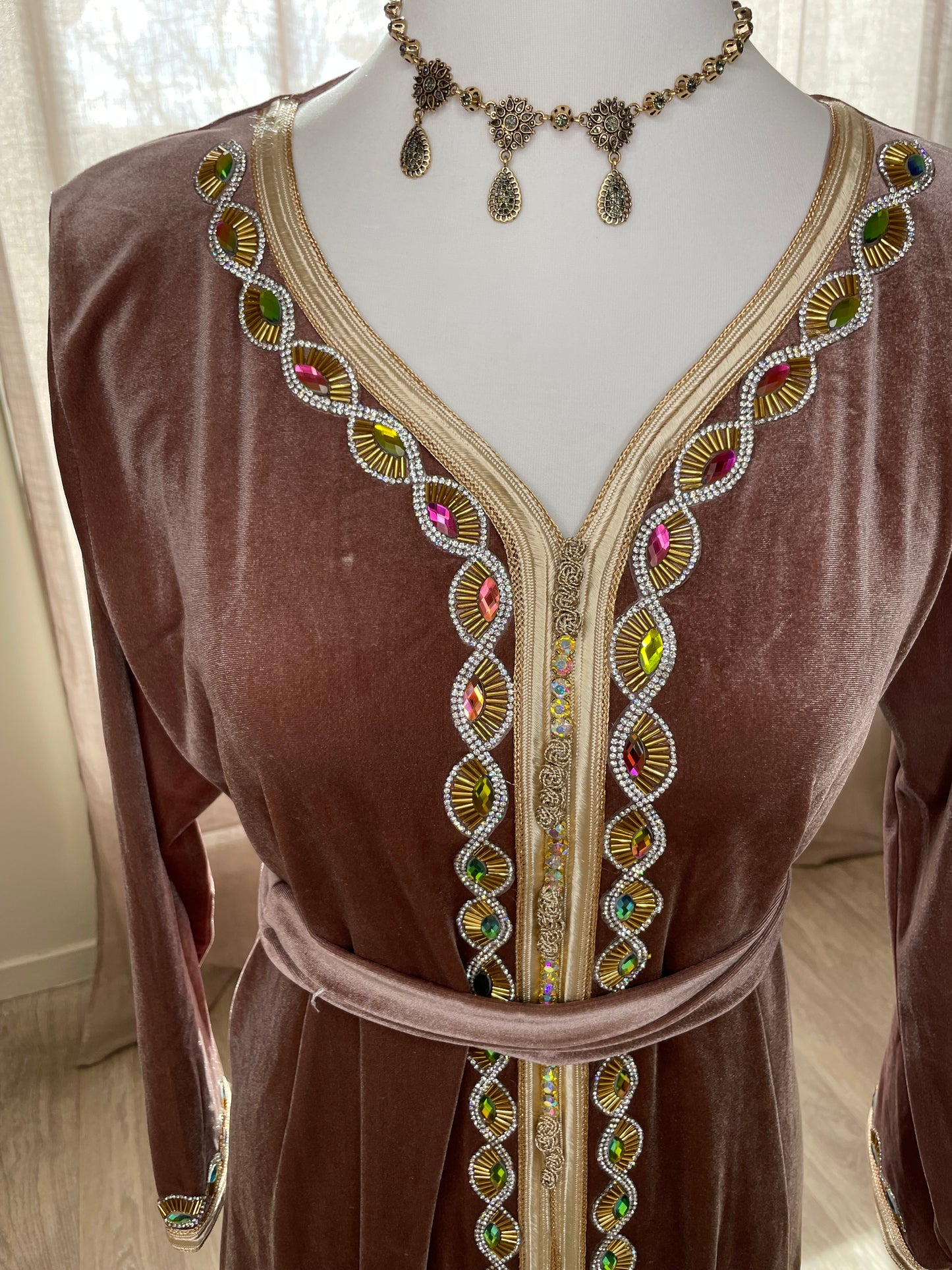 Caftan Nezha en velours perlè de couleur marron