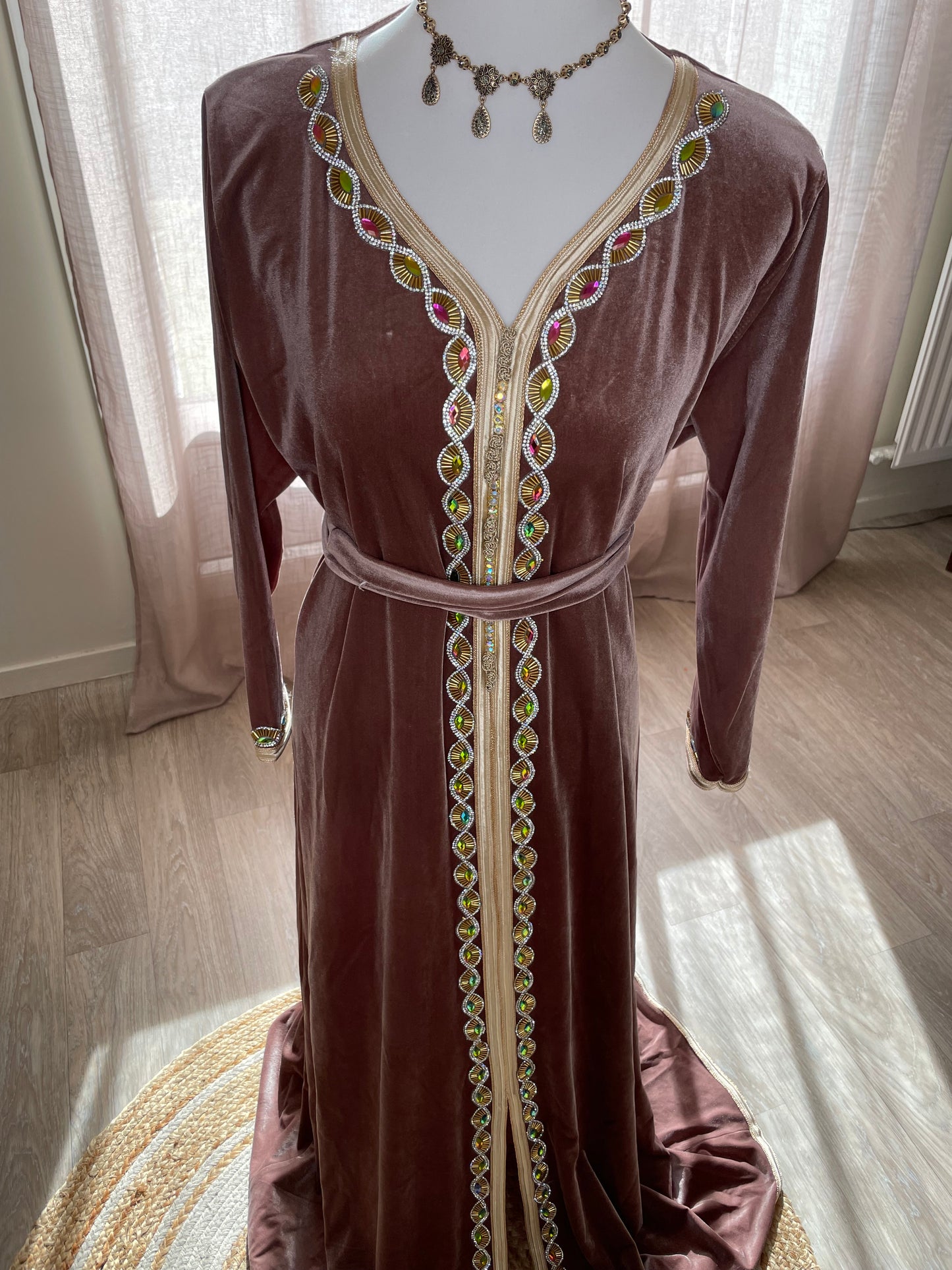 Caftan Nezha en velours perlè de couleur marron