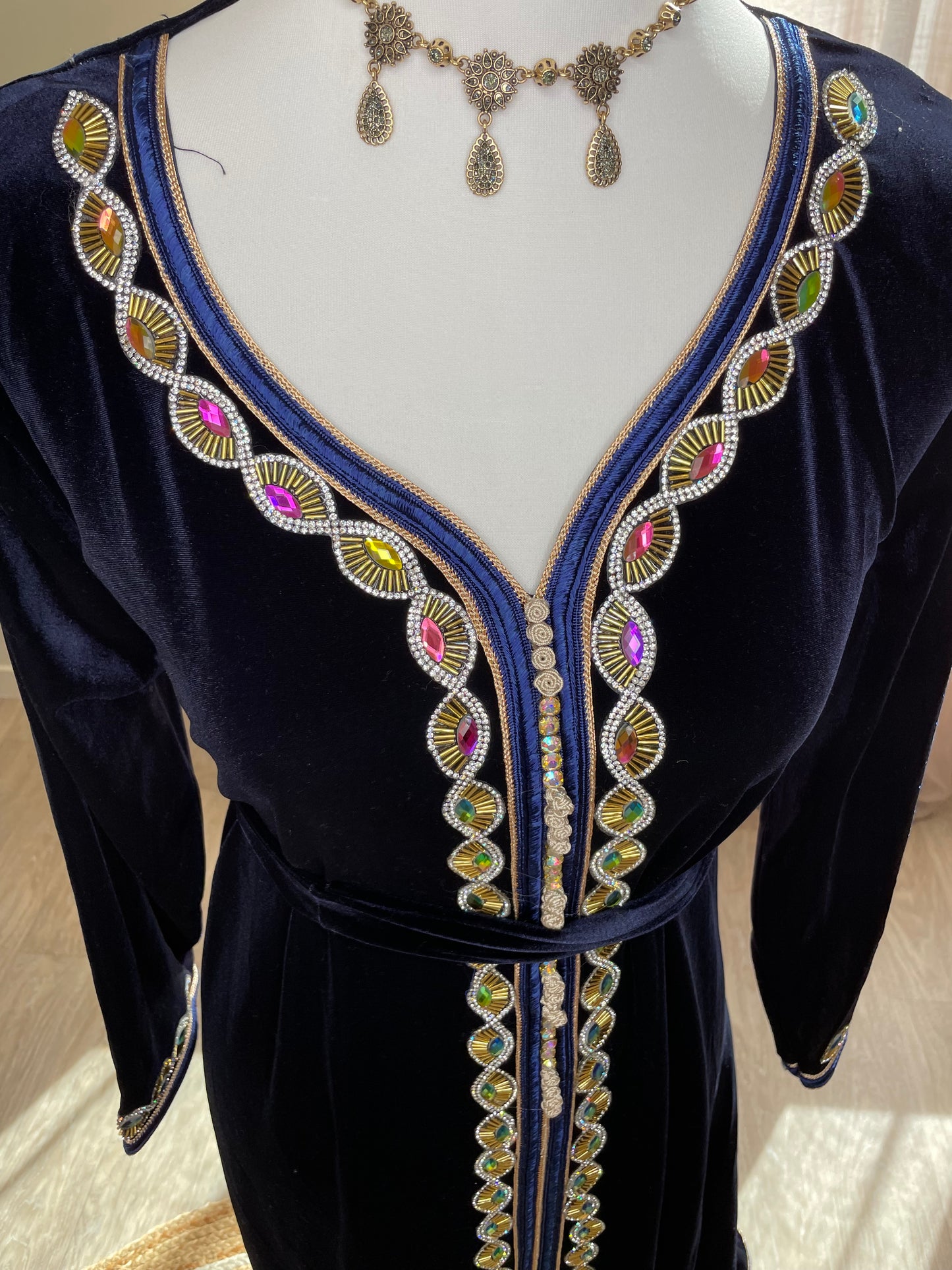Caftan perlè en velours Nezha
