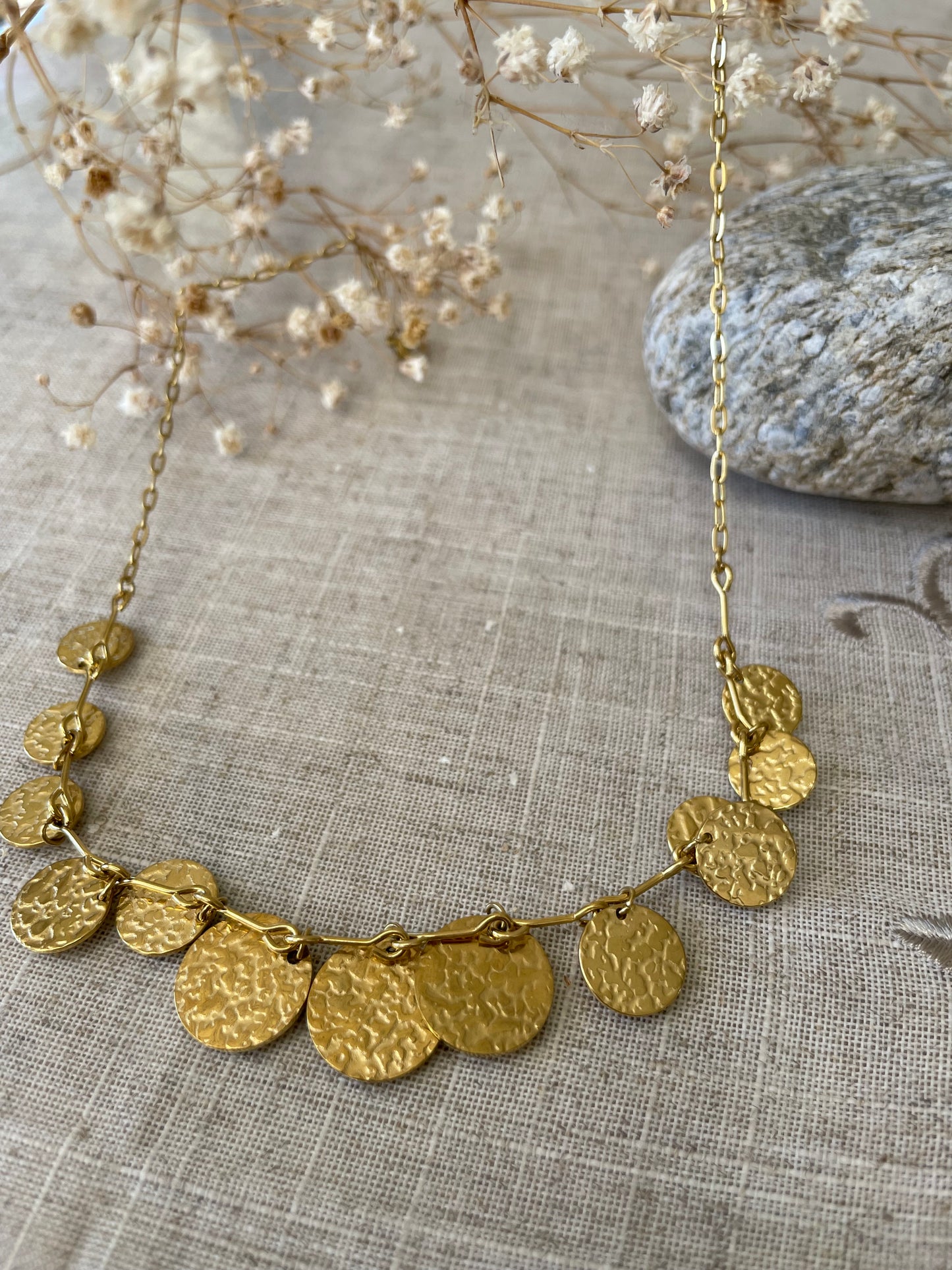 Collier médaillons martelé en acier inoxydable