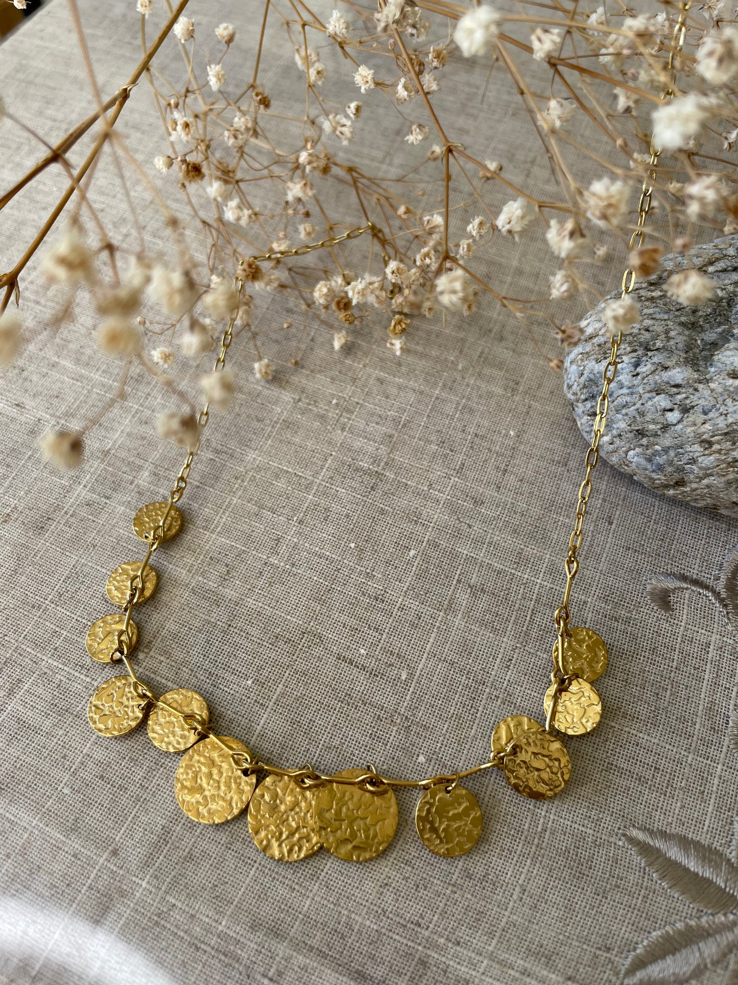 Collier médaillons martelé en acier inoxydable