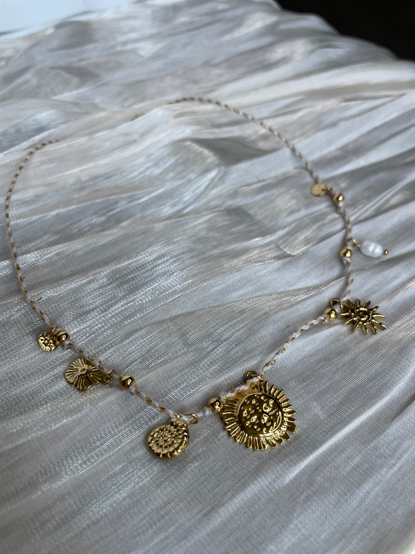 Collier Fin Tressé Avec Pendentifs Soleil Et Perle