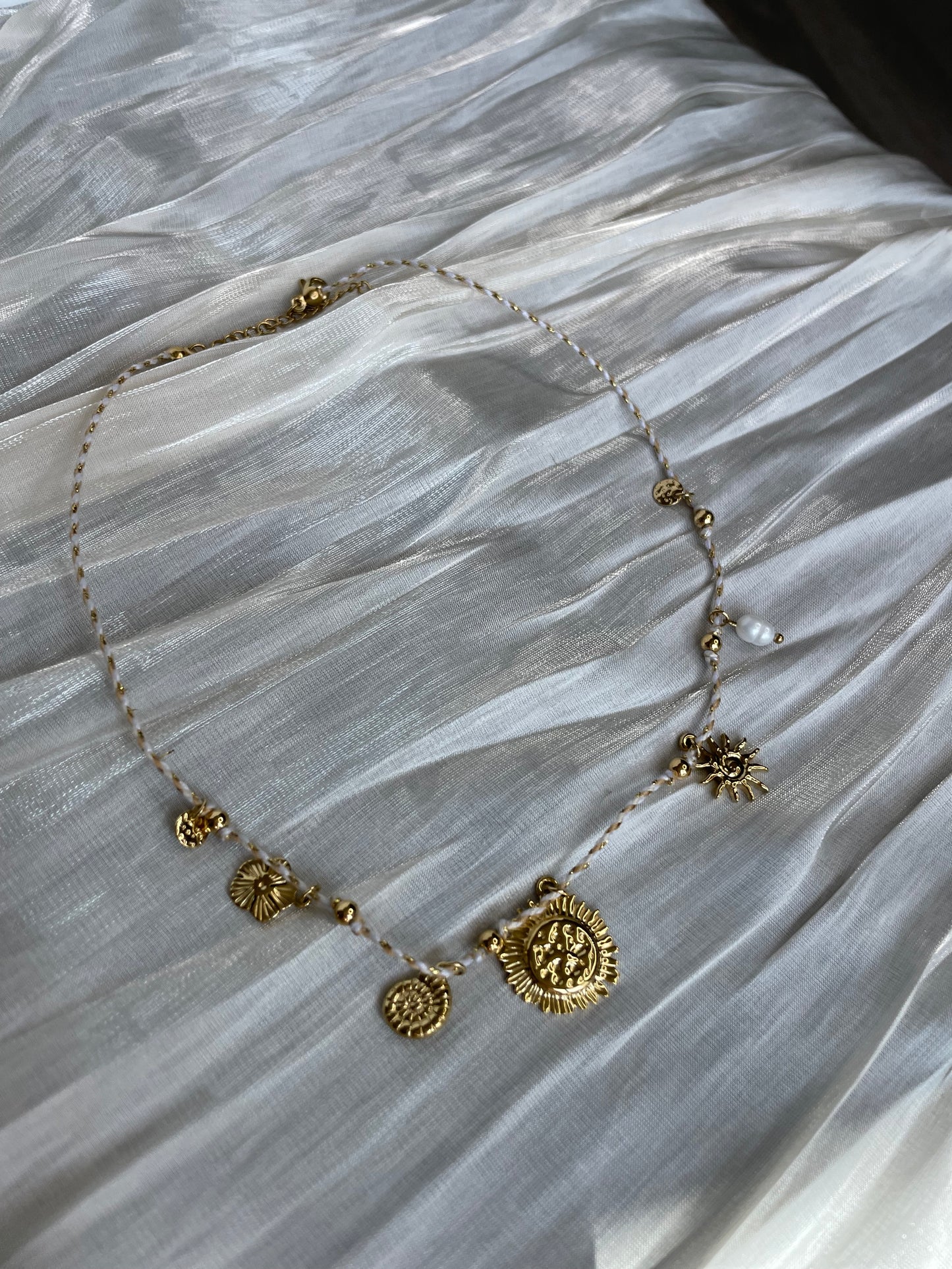 Collier Fin Tressé Avec Pendentifs Soleil Et Perle