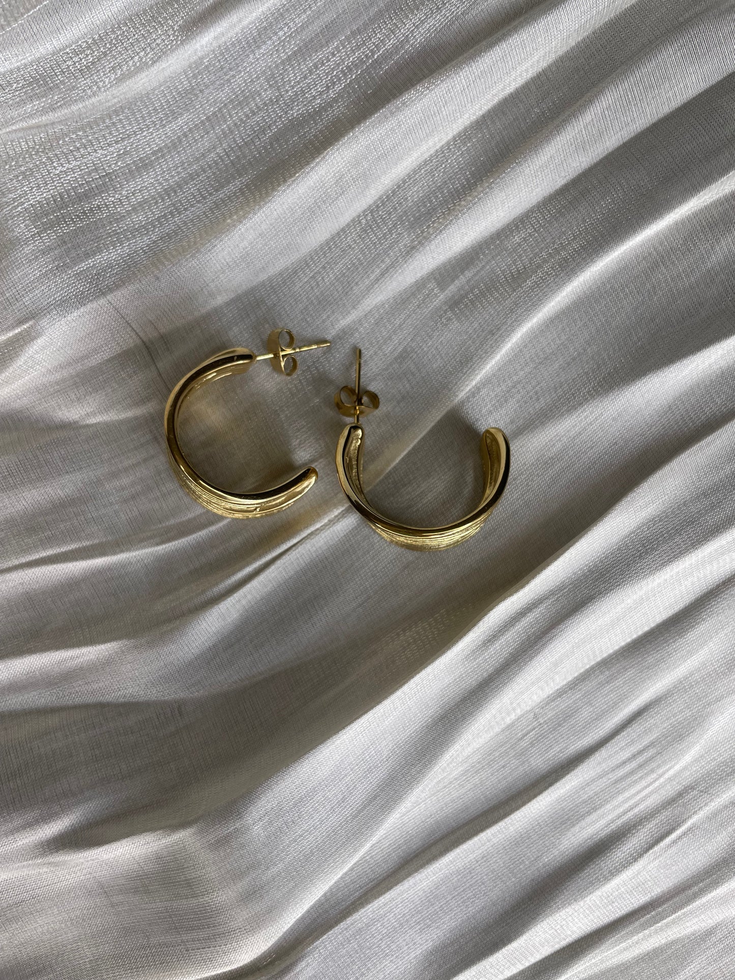 Boucles d'Oreilles Demi Créoles Dorées