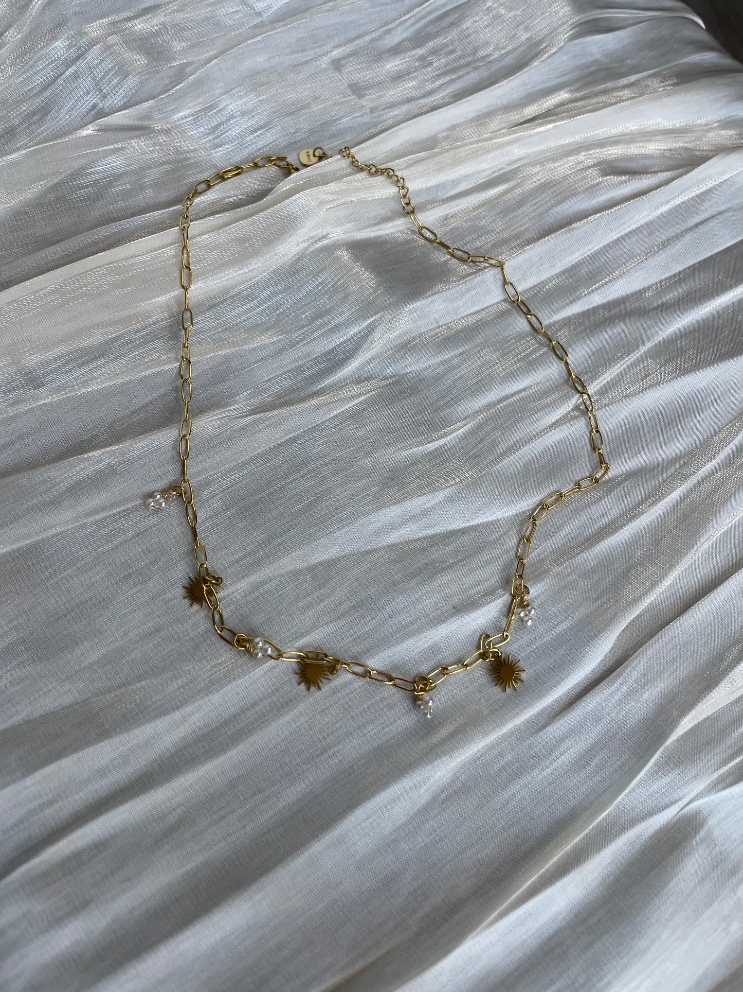 Collier Chaîne Dorée Ornée De Soleils Et Perles Blanches