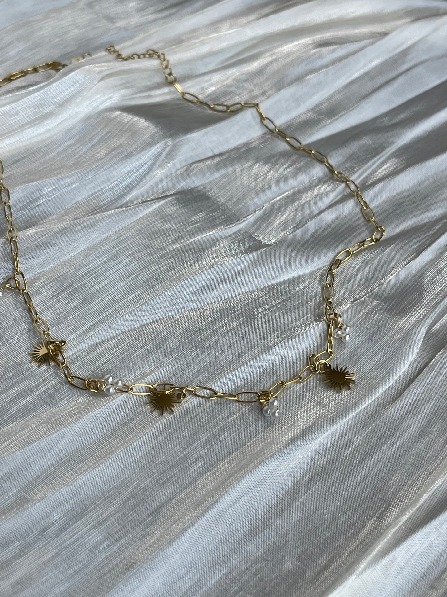 Collier Chaîne Dorée Ornée De Soleils Et Perles Blanches