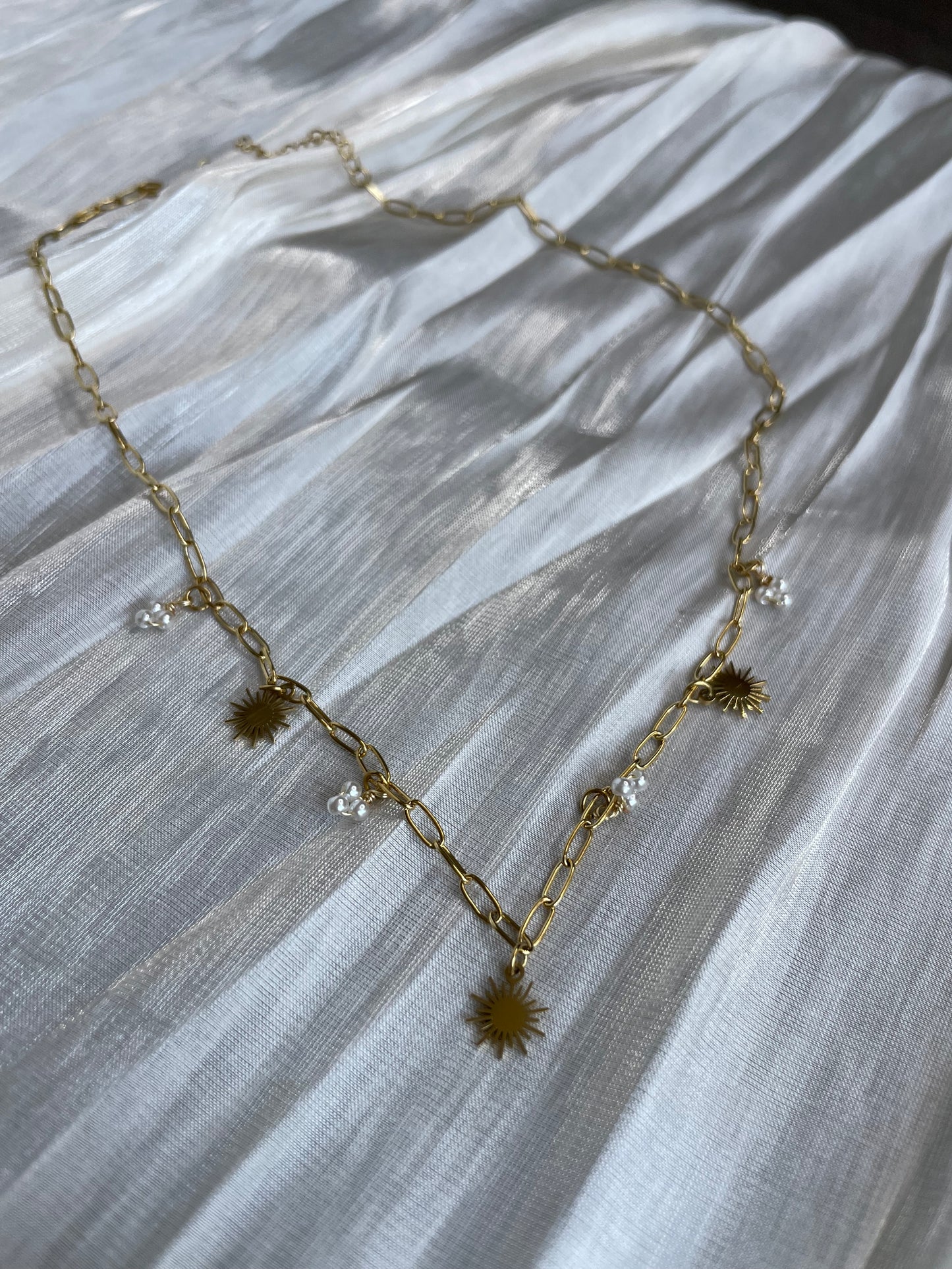 Collier Chaîne Dorée Ornée De Soleils Et Perles Blanches